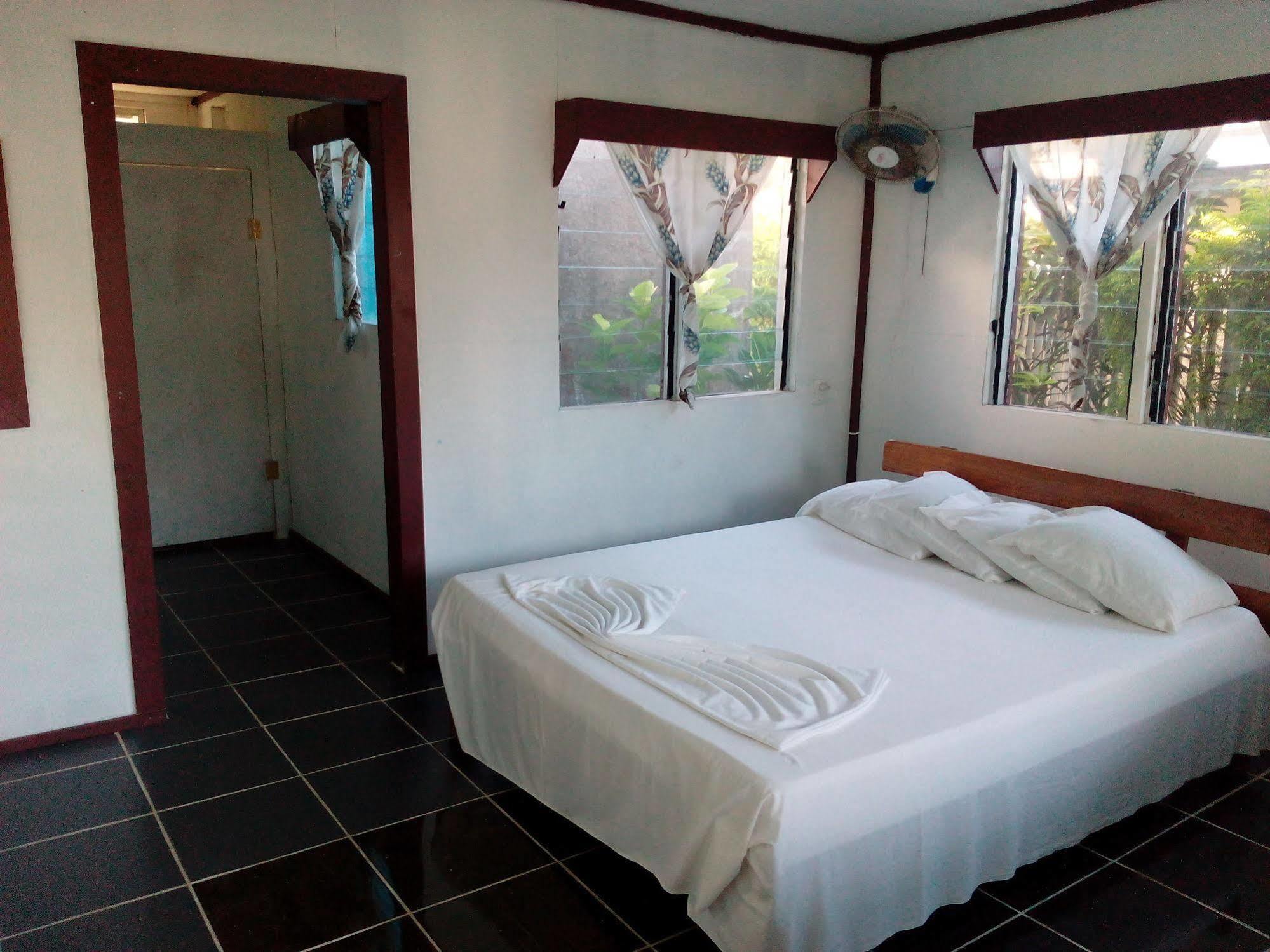 Vacations Beach Fale Hotel Manase Exterior foto